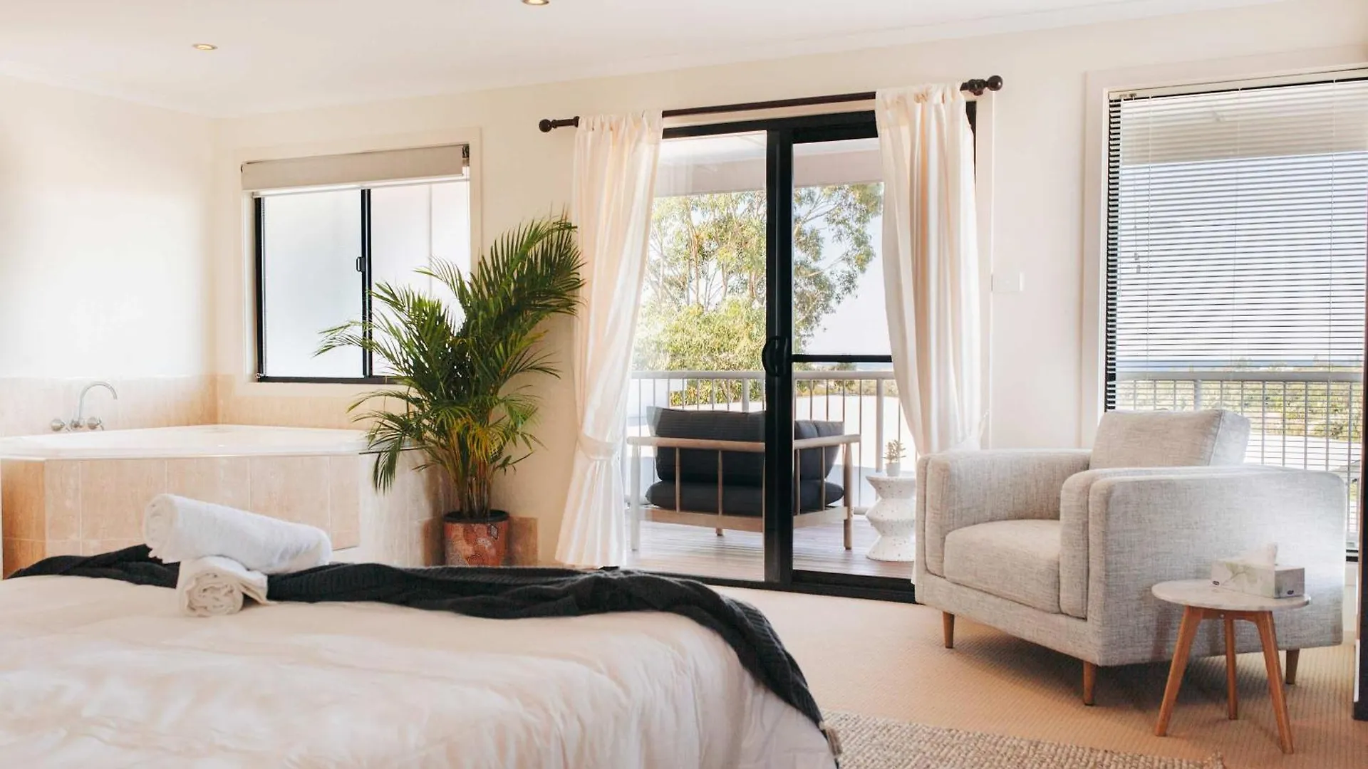 Cheerful Family Home With Stunning Views Caloundra