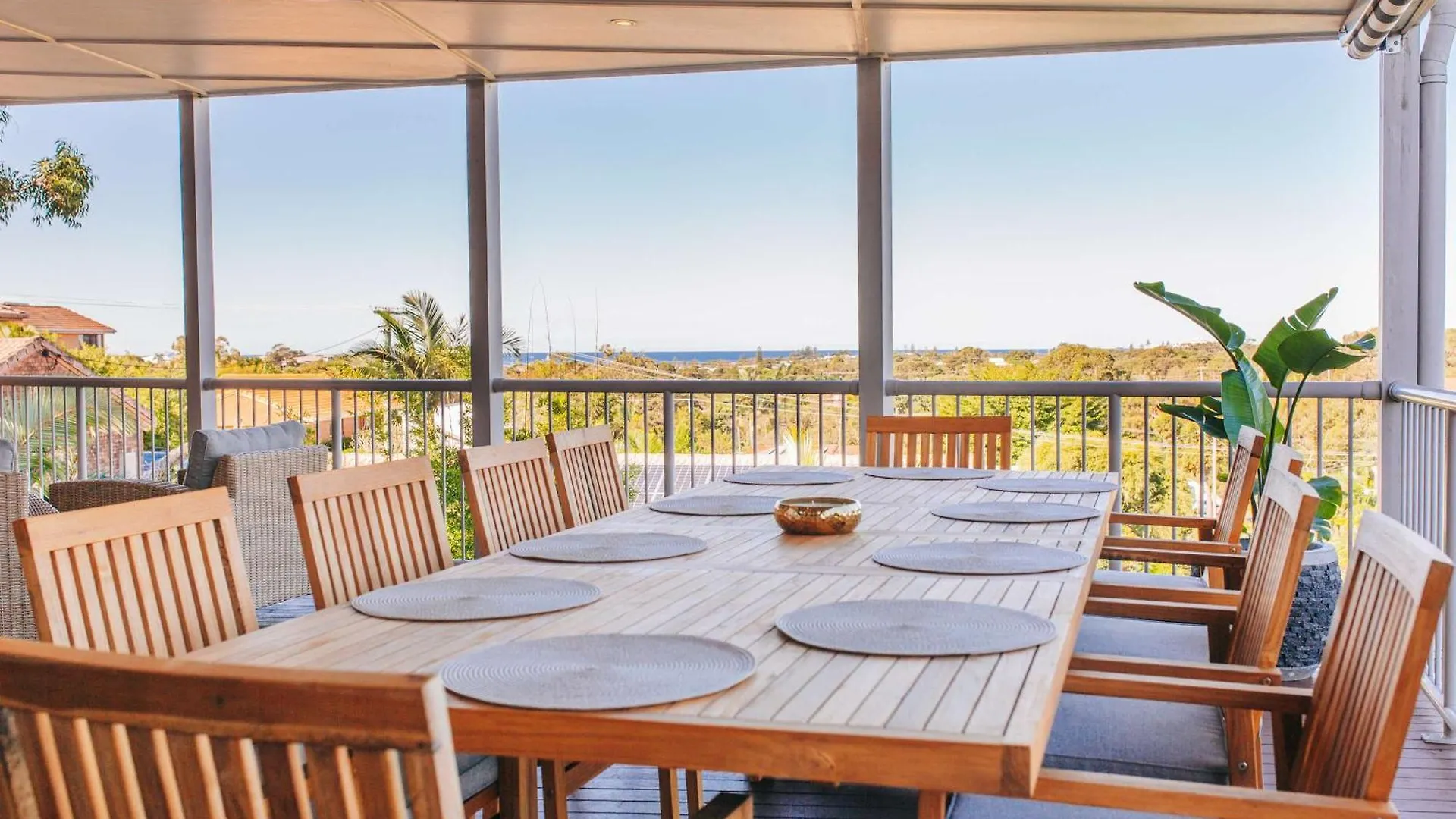 Cheerful Family Home With Stunning Views Caloundra