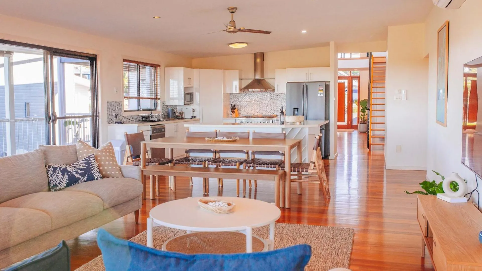 Cheerful Family Home With Stunning Views Caloundra