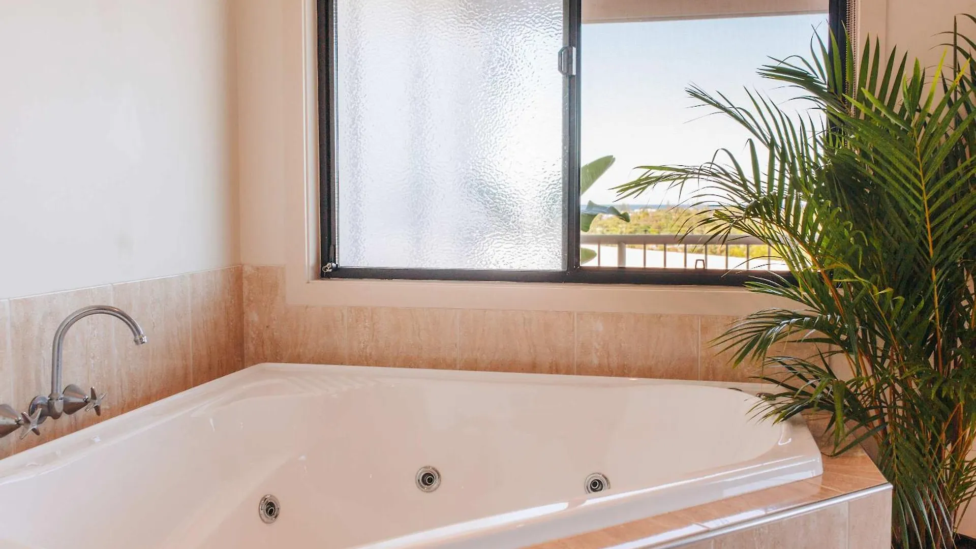 Cheerful Family Home With Stunning Views Caloundra